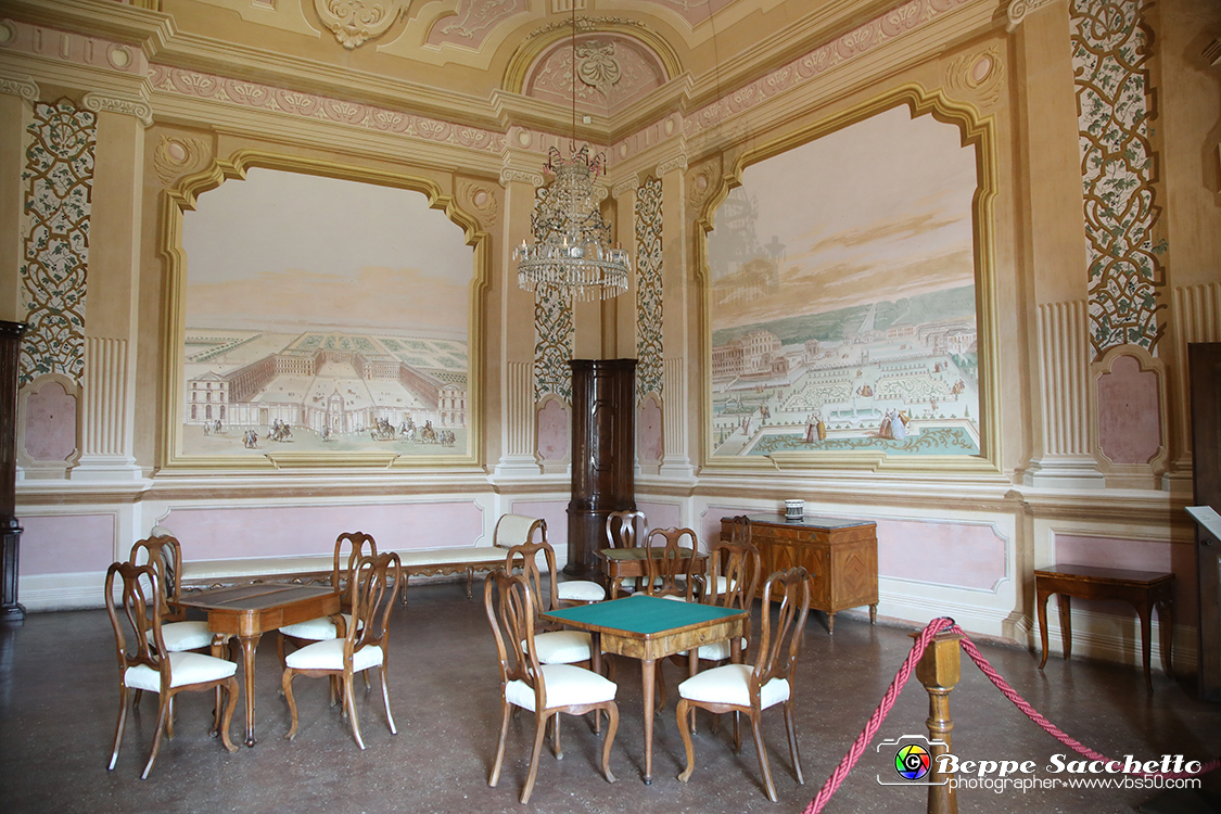 VBS_6565 - Villa Pisani - Stra (Venezia).jpg - SALA DELLE VEDUTE  Le pareti della stanza, affrescate da autore ignoto tra il 1760 e il 1770, raffigurano con prospettive e architetture illusorie, giardini del tipo all'italiana di residenze regali, ispirati a prototipi realmente esistenti (Versailles, Caserta). 